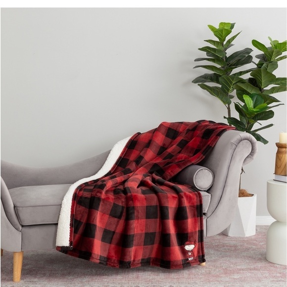 🆕 Peanuts Charlie Brown Oversized Throw Blanket Red Black Plaid 50”x 70” - Picture 2 of 4